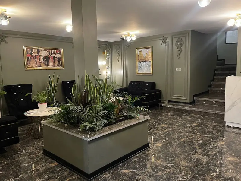 سالن ورودی مهمانپذیر شیرون؛ منبع عکس: سفربازی، عکاس: نامشخص