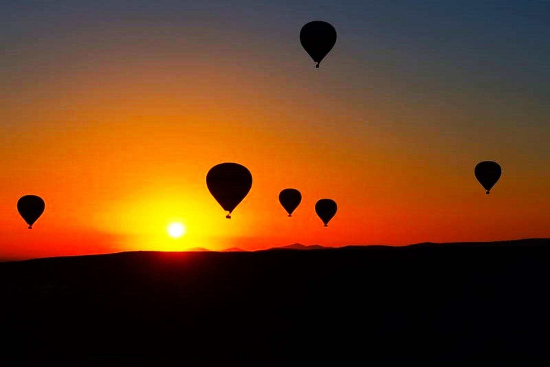 تماشای غروب آفتاب در بالون‌های هوای گرم کاپادوکیا، منبع:‌ pixabay.com