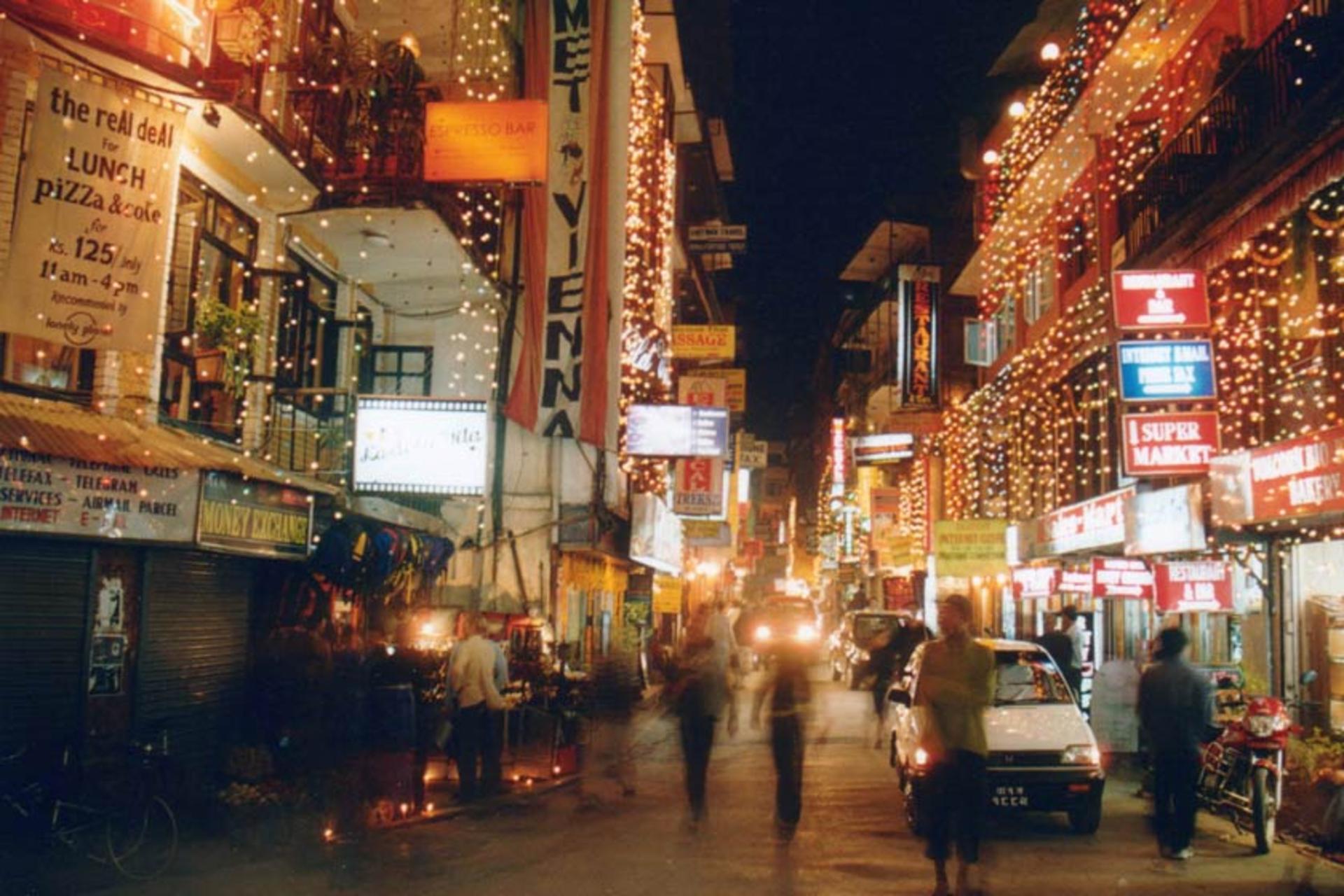 نمایی شبانه از محله تامل؛ منبع عکس: وب‌سایت ktmguide.com؛ عکاس: نامشخص