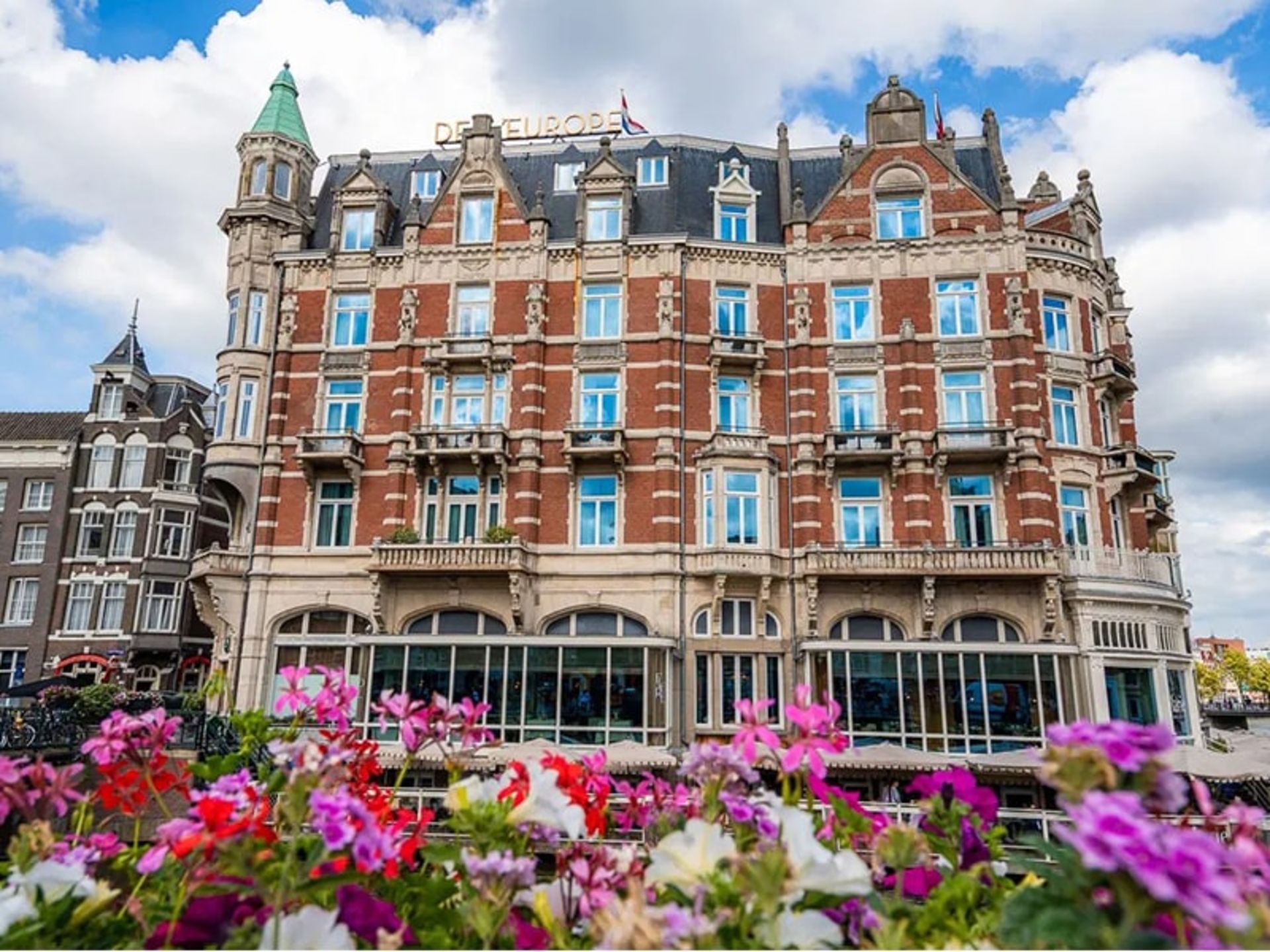 عمارتی مجلل در آمستردام