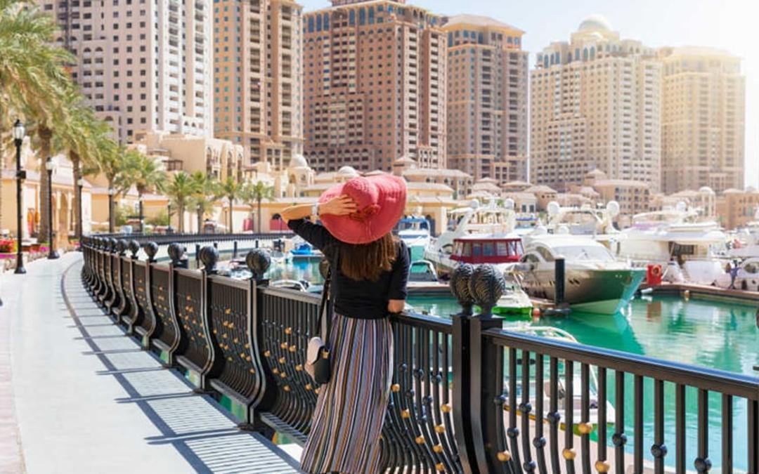 گردشگر زن در جزیره مروارید قطر، منبع عکس: 25spaces.com، عکاس: ناشناس