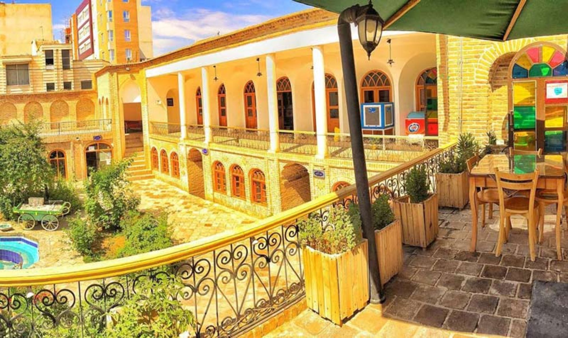 نمایی از طبقه دوم حسینیه جاجرمی؛ منبع عکس: گوگل مپ؛ عکاس: Saed