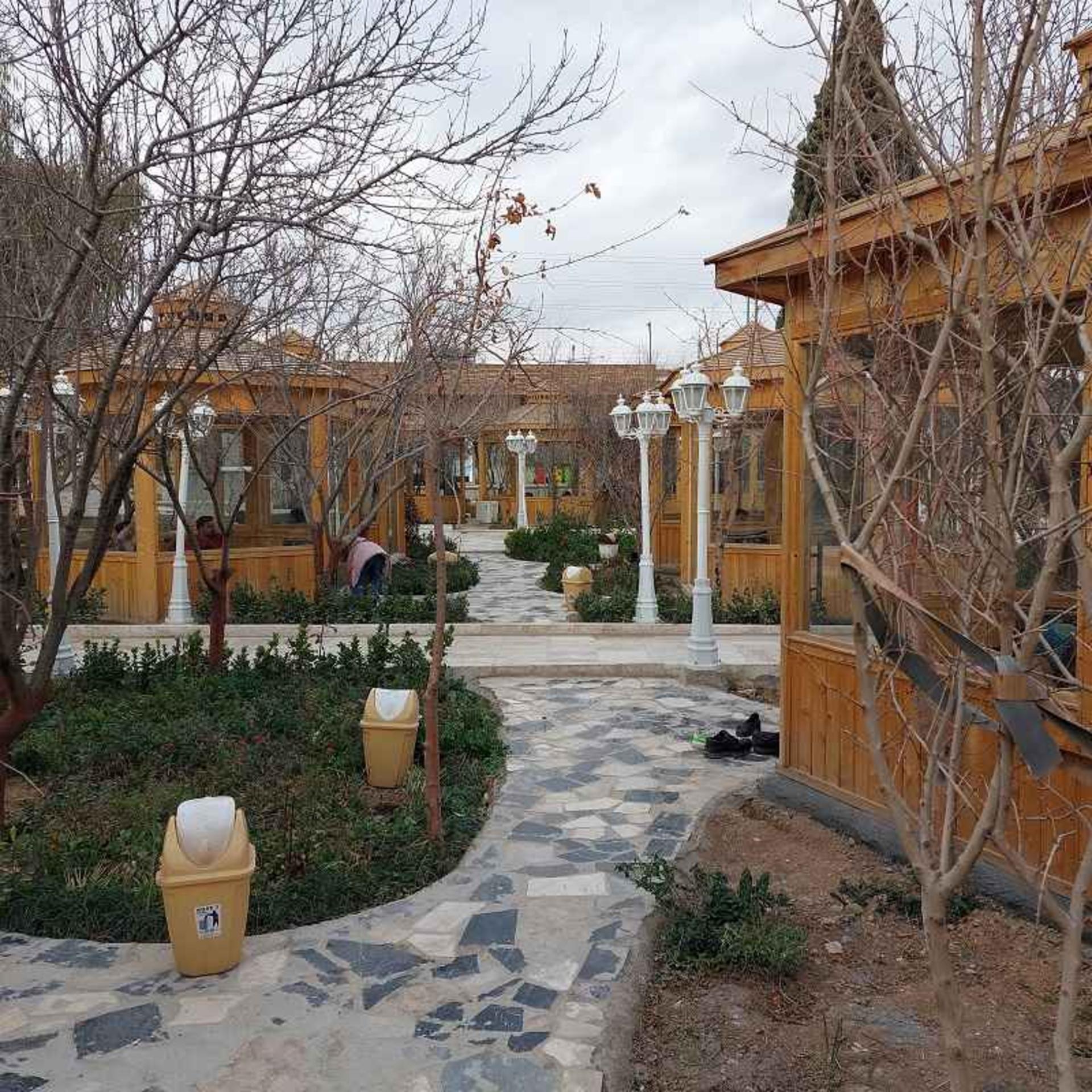 آلاچیق‌های باغ رستوران نقش جهان. منبع عکس: گوگل مپ. عکاس: Alireza Yousefian naeeni