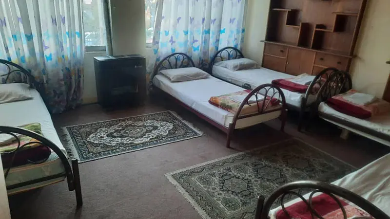 اتاق مهمانپذیر ایرانیان؛ منبع عکس: سفربازی، عکاس: نامشخص