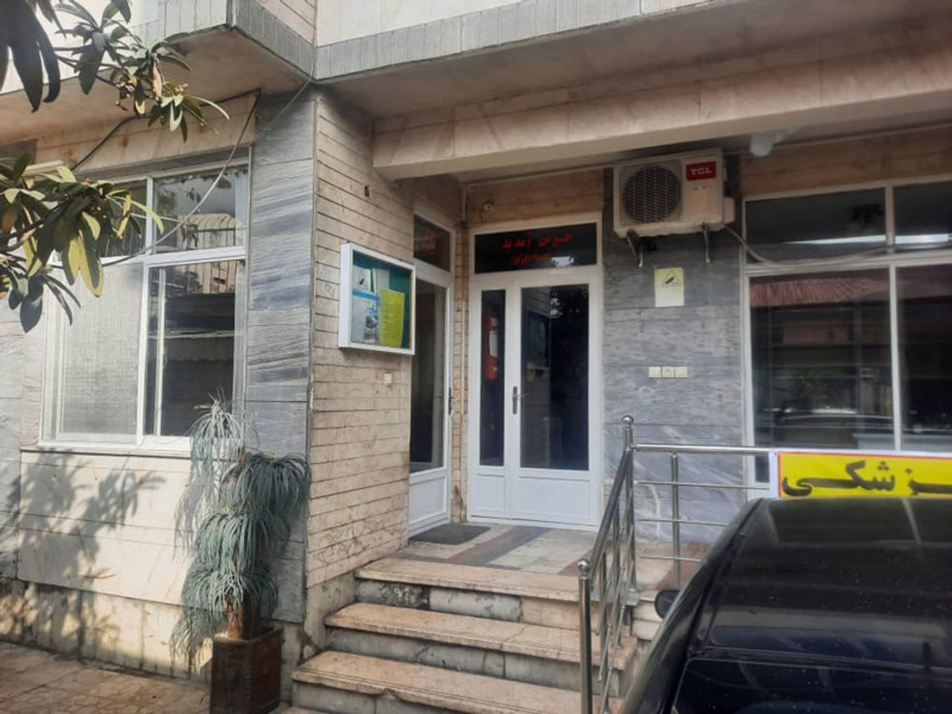 ورودی مهمانپذیر ایرانیان؛ منبع عکس: سفربازی، عکاس: نامشخص