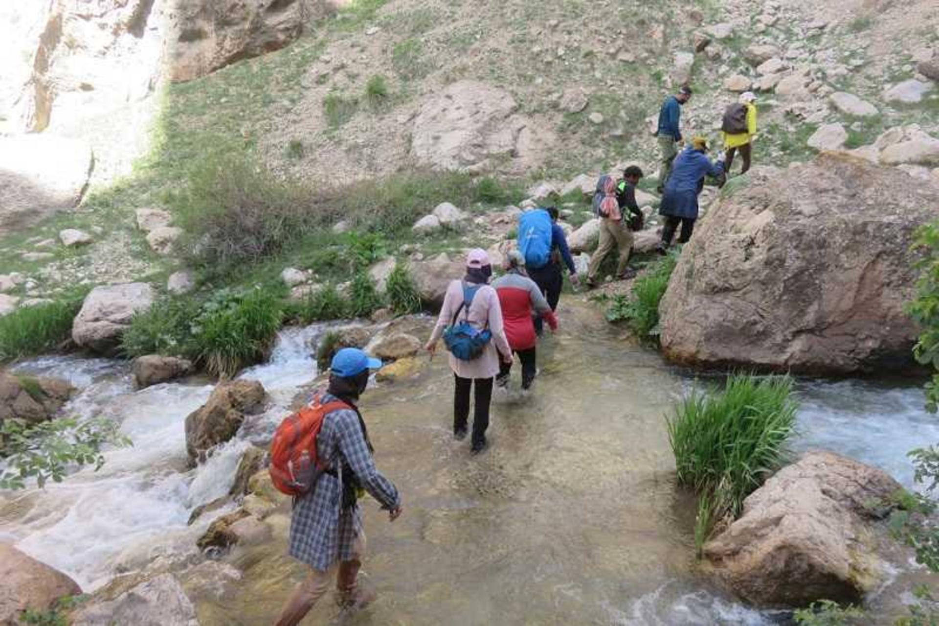 گردشگران در حال عبور از رودخانه فرح رود؛ منبع عکس: ویکی لاک؛ عکاس: سید مرتضی کاظمی