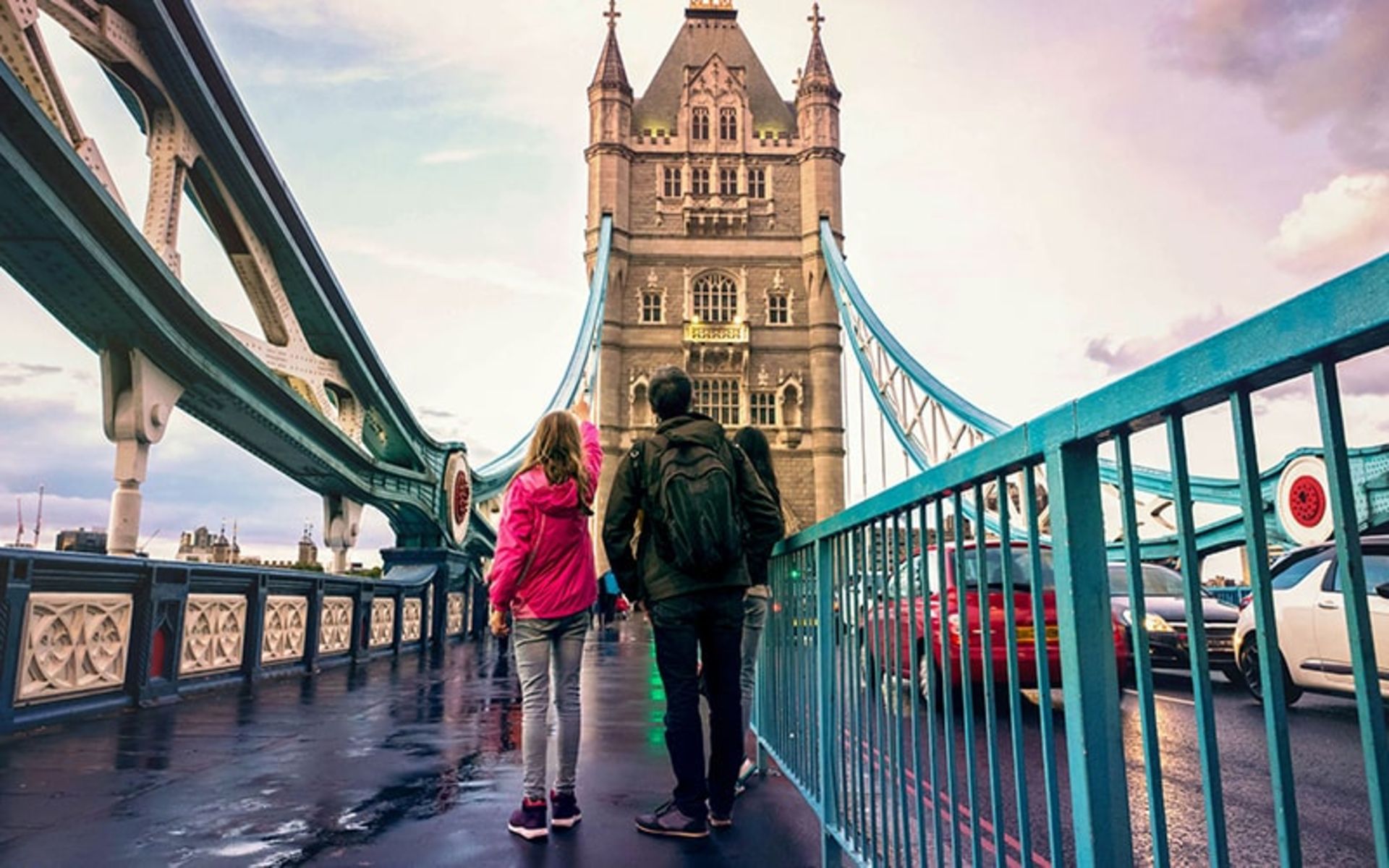 یک خانواده روی تاور بریج لندن، منبع عکس: lonelyplanet.com، عکاس: ناشناس