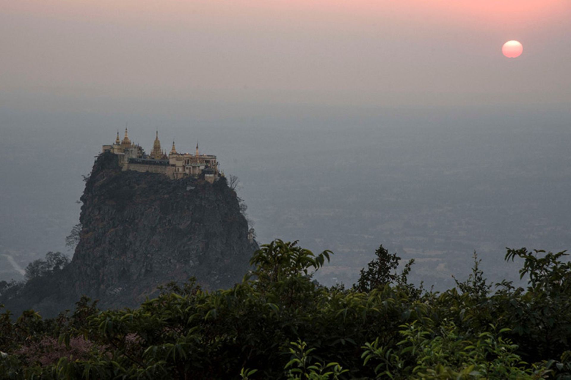 صومعه تائونگ کالات (Taung Kalat) در کوهی اتشفشانی در میانمار