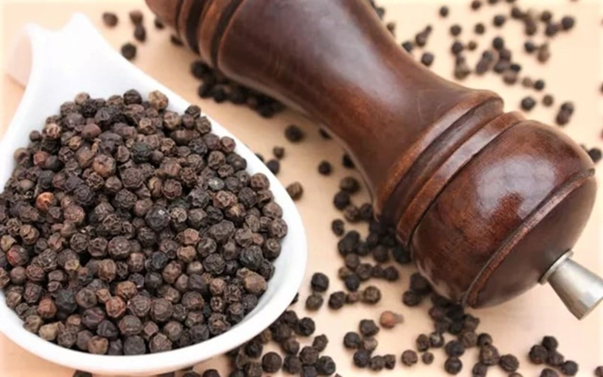 دانه‌های فلفل سیاه در یک کاسه