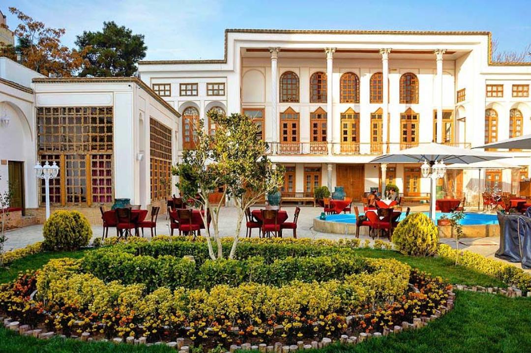 کافه رستوران هوگر اصفهان شعبه عمارت دهدشتی؛ منبع عکس: google maps؛ عکاس: Sanaz K