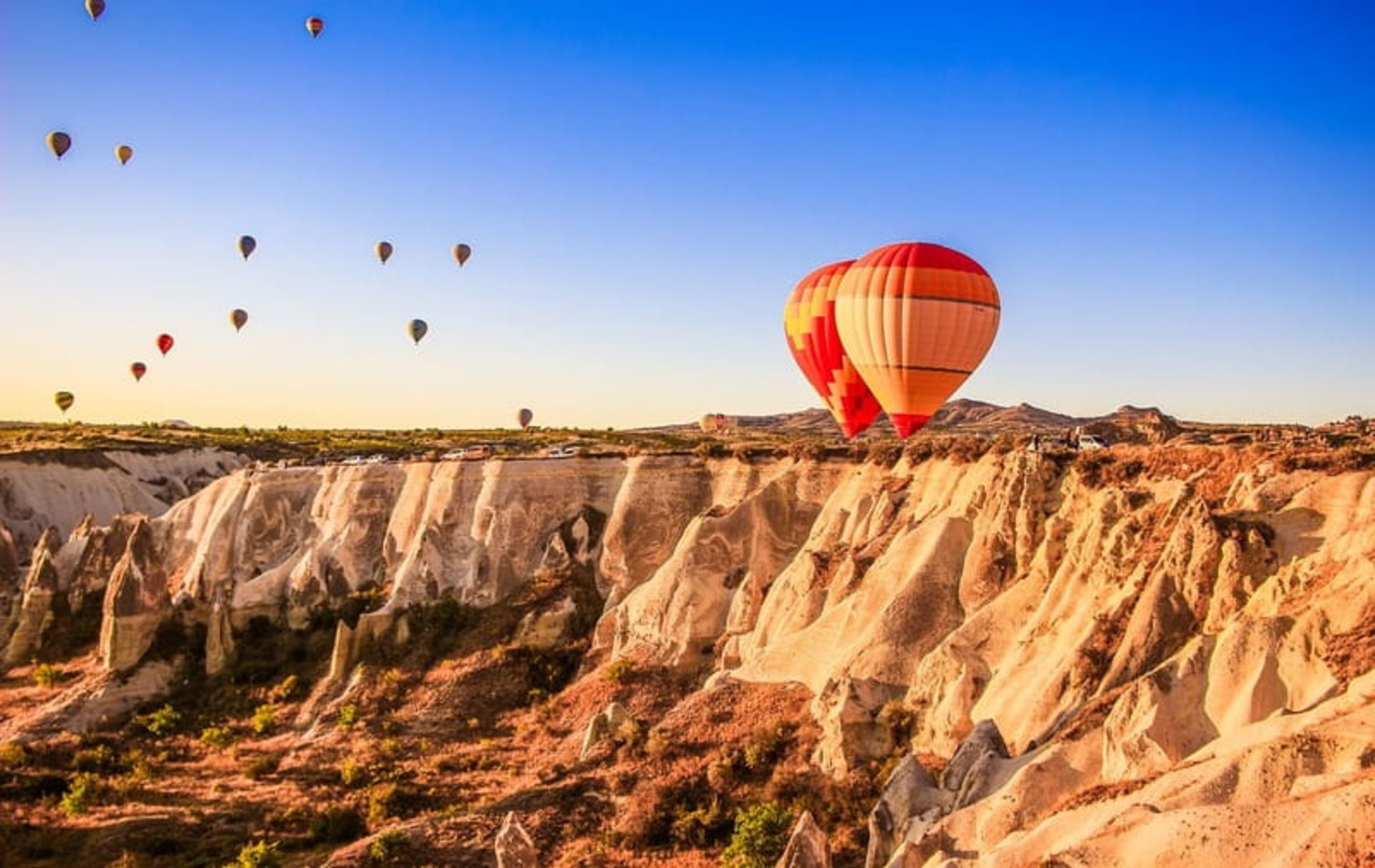 پرواز بالون‌ها بر فراز صخره‌های کاپادوکیا ترکیه، منبع: pixabay.com