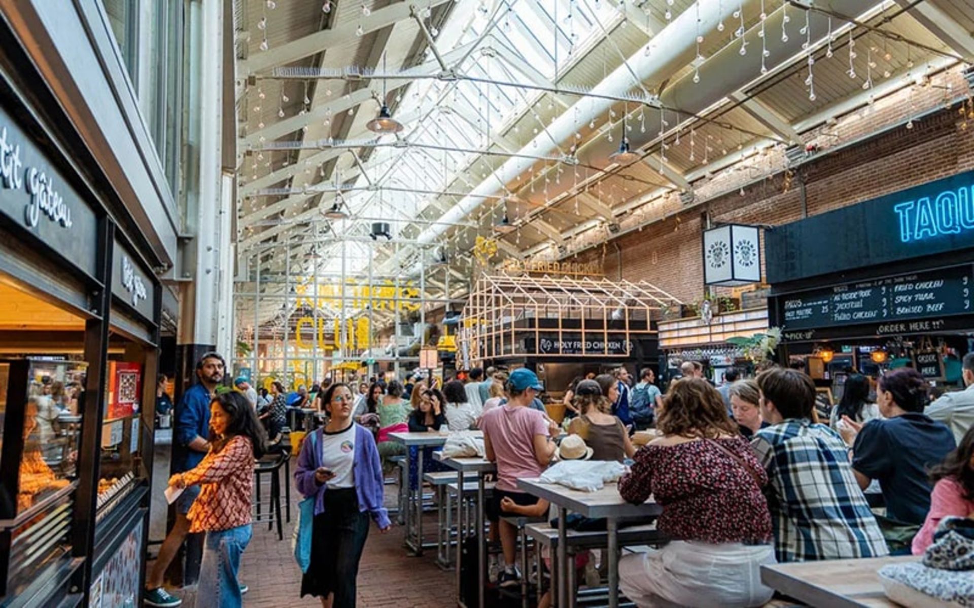 بازاری شلوغ در آمستردام