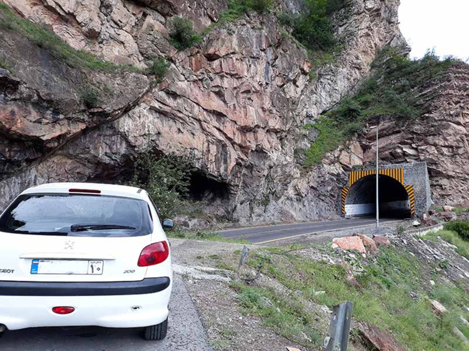 خودرویی در مقابل تونل کندوان 