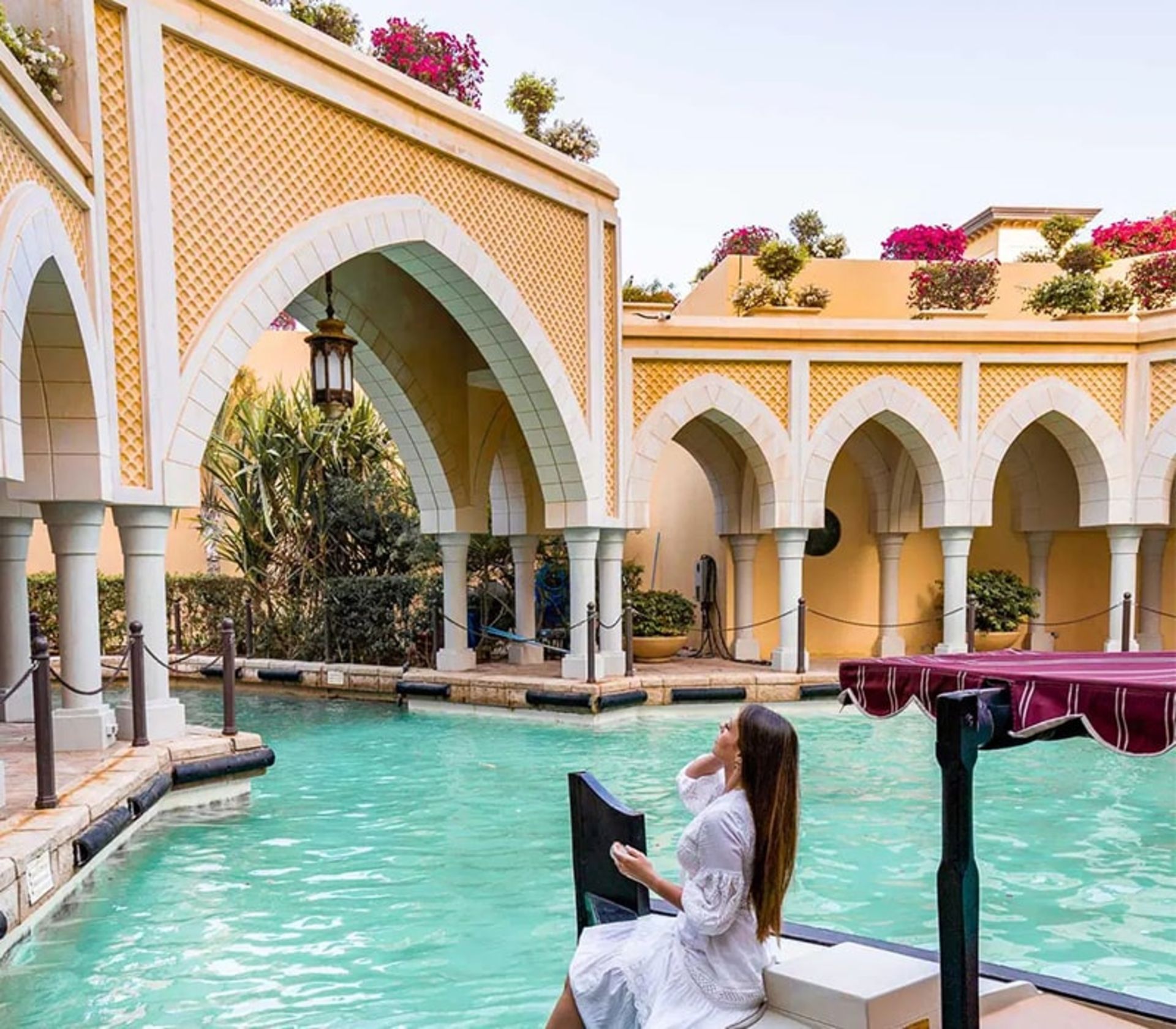 قایق‌سواری در کانال آب هتل شانگری لا قریه البری ابوظبی، منبع عکس: shewandersabroad.com، عکاس: kriszti