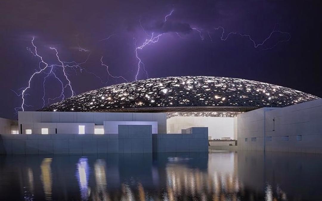 رعد و برق بر فراز موزه لوور ابوظبی، منبع عکس: اینستاگرام louvreabudhabi، عکاس: ناشناس