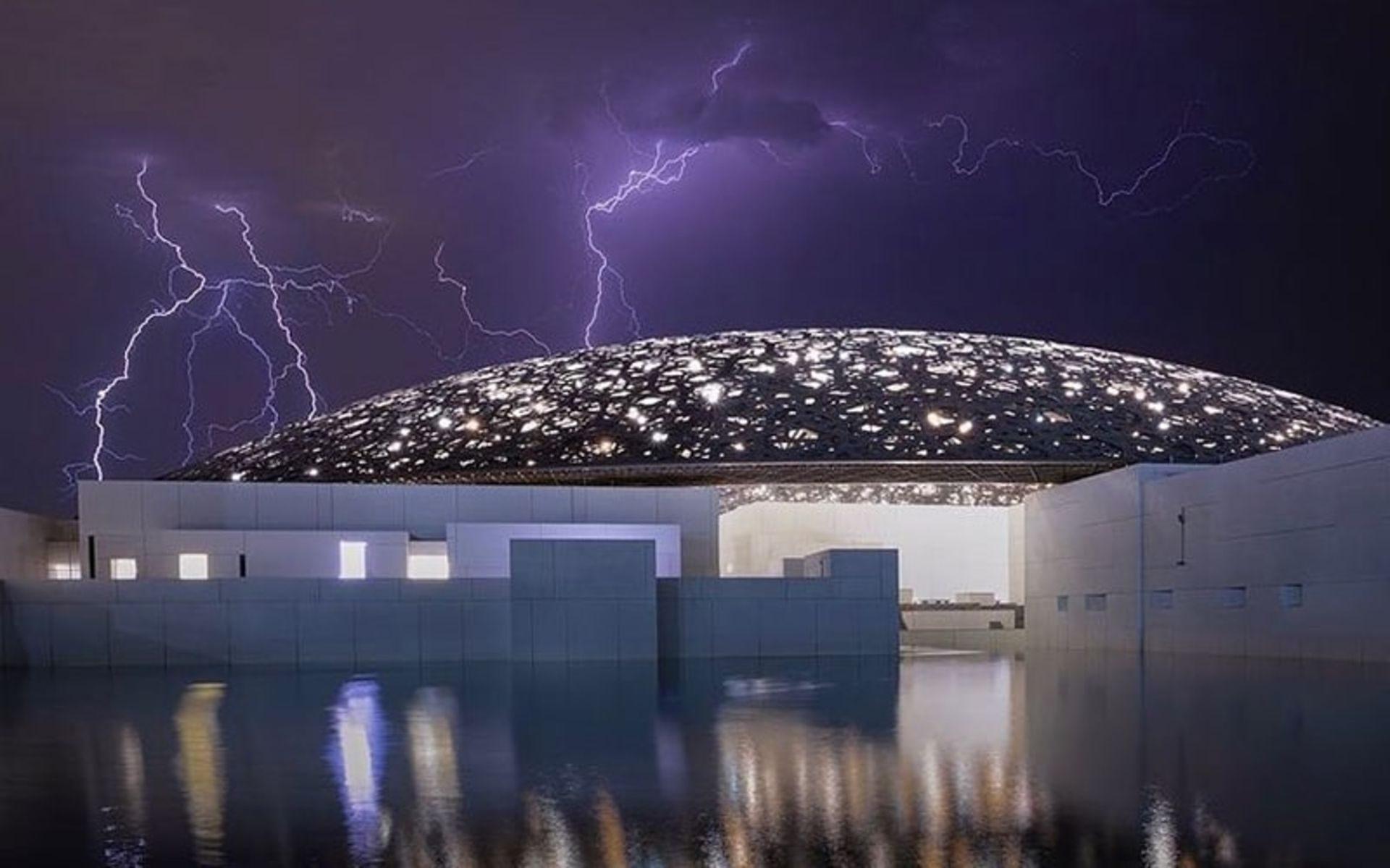 رعد و برق بر فراز موزه لوور ابوظبی، منبع عکس: اینستاگرام louvreabudhabi، عکاس: ناشناس
