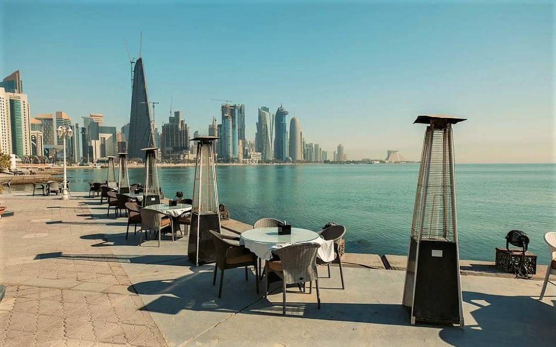 رستورانی خلوت در کورنیش دوحه، منبع عکس: visitqatar.com، عکاس: ناشناس