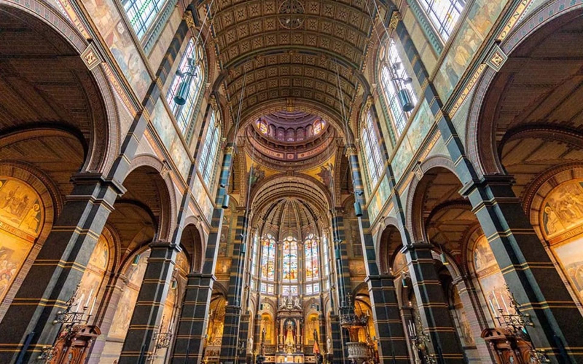 فضای داخلی کلیسایی بزرگ در آمستردام