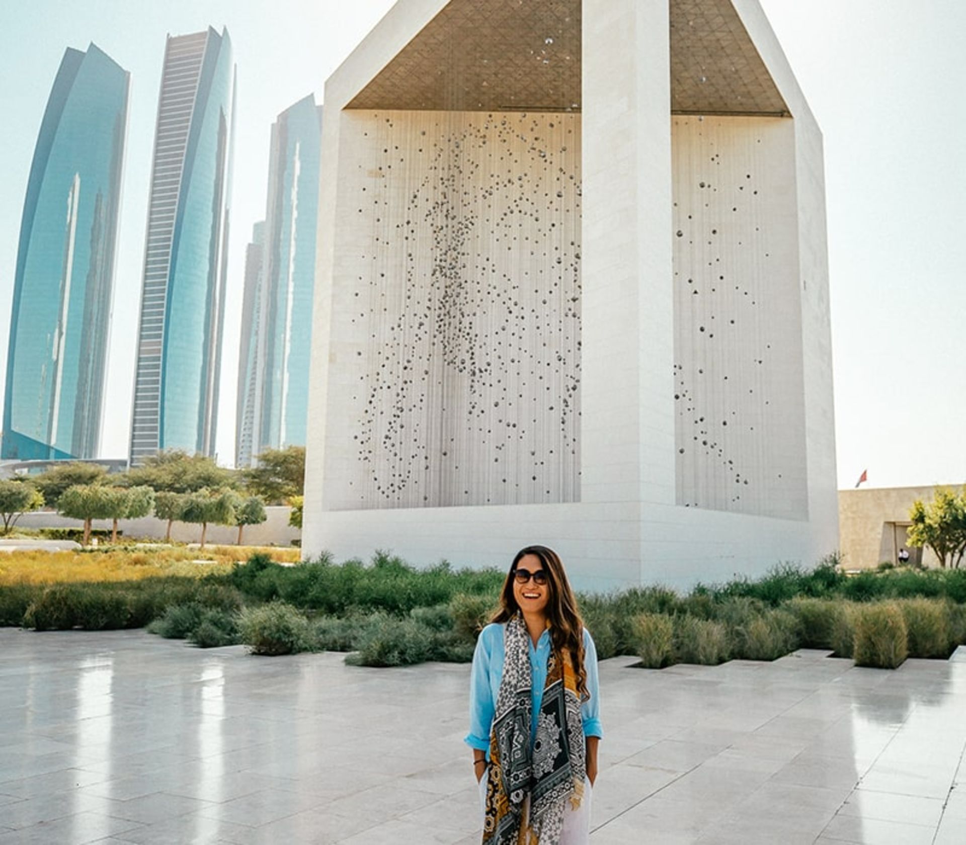 عکس اینستاگرامی با یادبود بنیانگذار در ابوظبی، منبع عکس: goanniewhere.com، عکاس: Annie