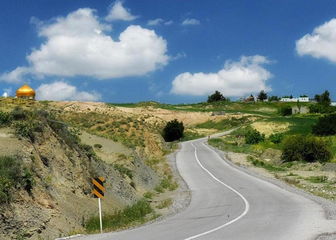 طبیعت سرسبز روستای ایوب در فصل بهار؛ منبع عکس: گوگل مپ؛ عکاس: ‫علی رضا ذوالقرنین (‪Alirezazolgharnin‬‏)