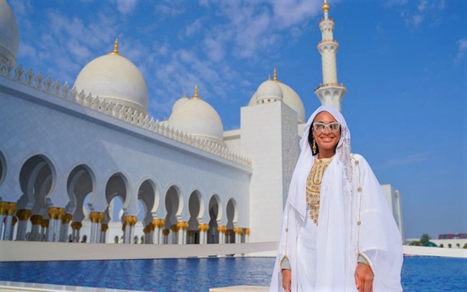 گردشگر زن در کنار استخر مسجد شیخ زاید، منبع عکس: getyourguide.com، عکاس: ناشناس