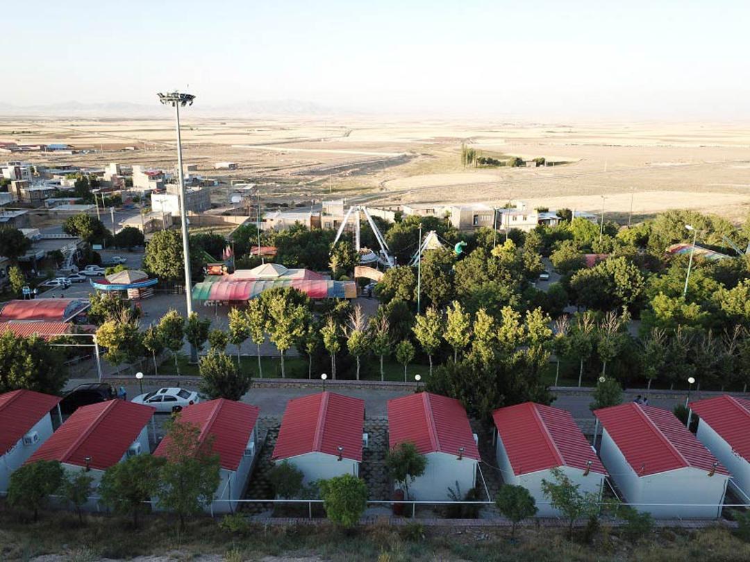 کانکس‌های اقامتی در مجموعه گردشگری غار علیصدر؛ منبع عکس: google maps؛ عکاس: Abolfazl Zarei