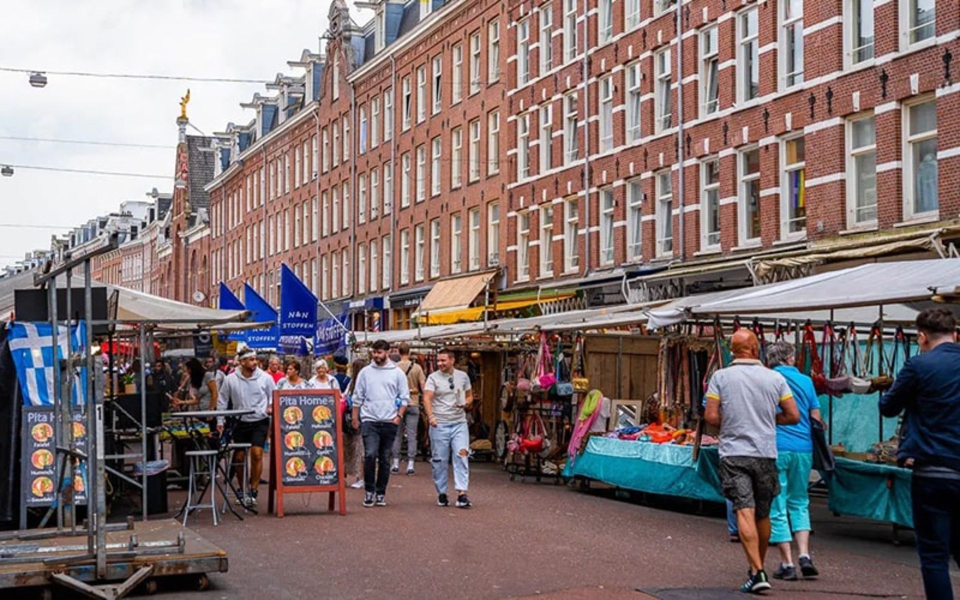 تردد مردم و گردشگران در آمستردام