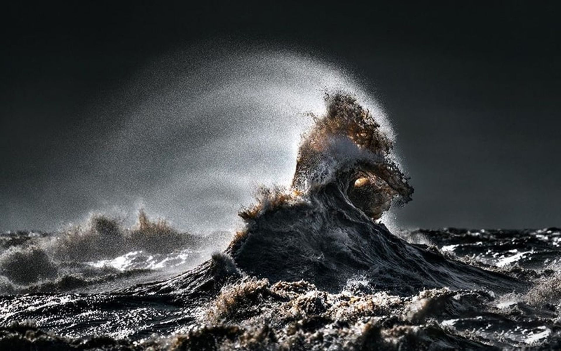 دریاچه ایری مواج در طوفان، منبع عکس: اینستاگرام trevorpottelbergphotography@، عکاس: Trevor Pottelberg