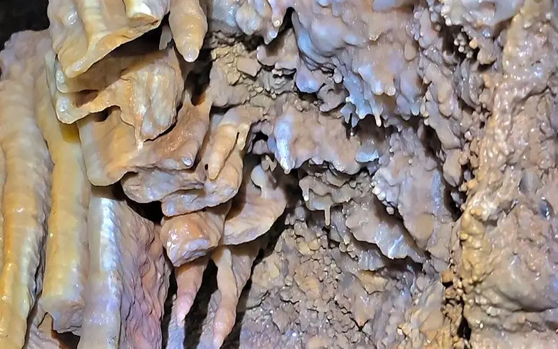 بخش‌های آهکی روی سقف غار گل زرد، منبع عکس: گوگل مپ، عکاس: علی سراجیان