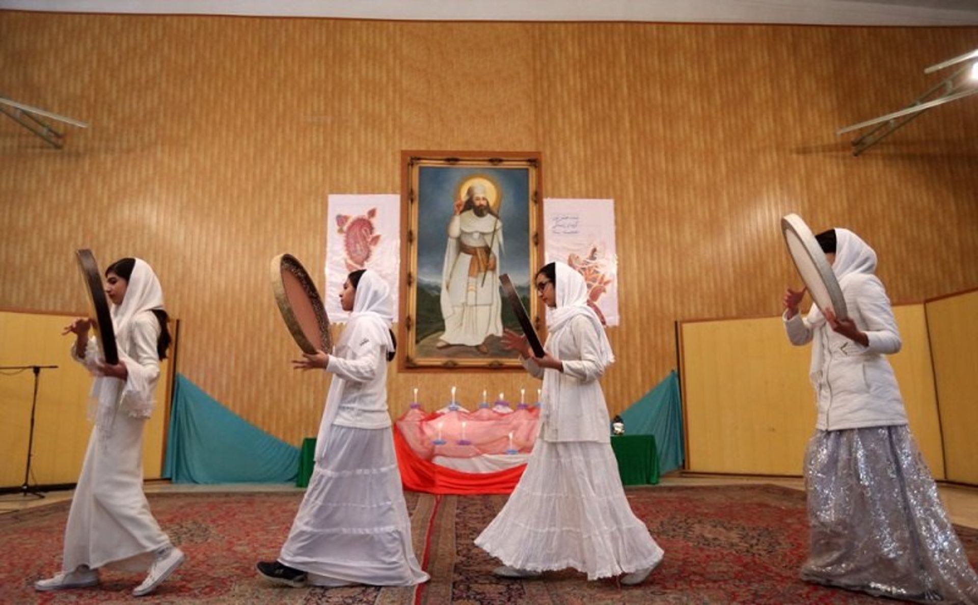 دف‌زنی در مراسم جشن میانه زمستان ؛ منبع عکس: mehrnews.com؛ عکاس: خسرو پرخیده