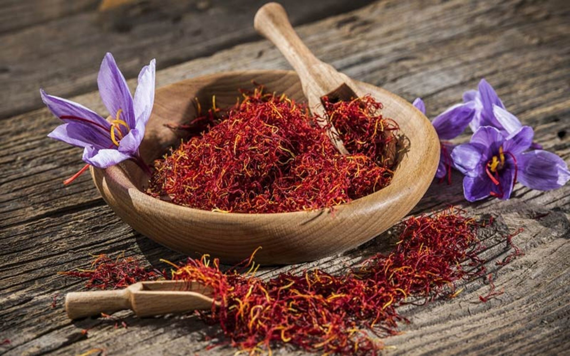 یک کاسه چوبی حاوی زعفران