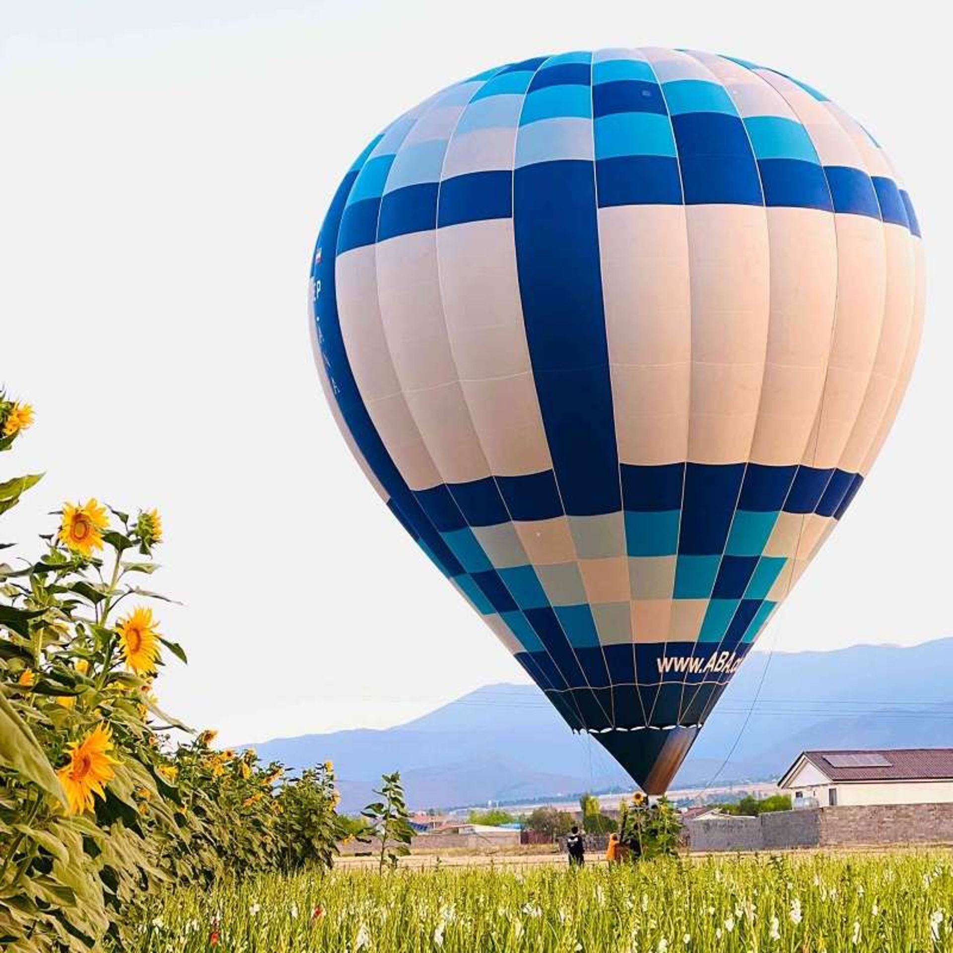 آماده سازی بالن هوای گرم برای پرواز؛ منبع عکس: balons.ir؛ عکاس: ناشناس