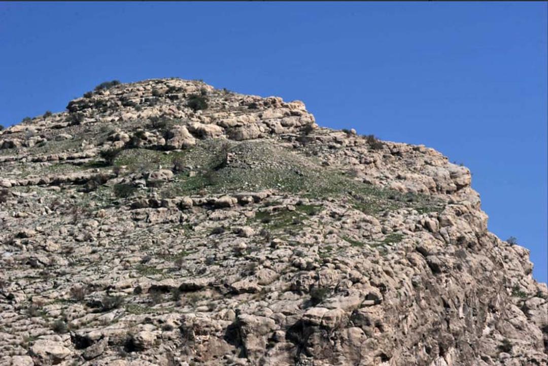 قلعه پسر در تنگ چوگان؛ منبع عکس: salfbase.com؛ عکاس: نامشخص
