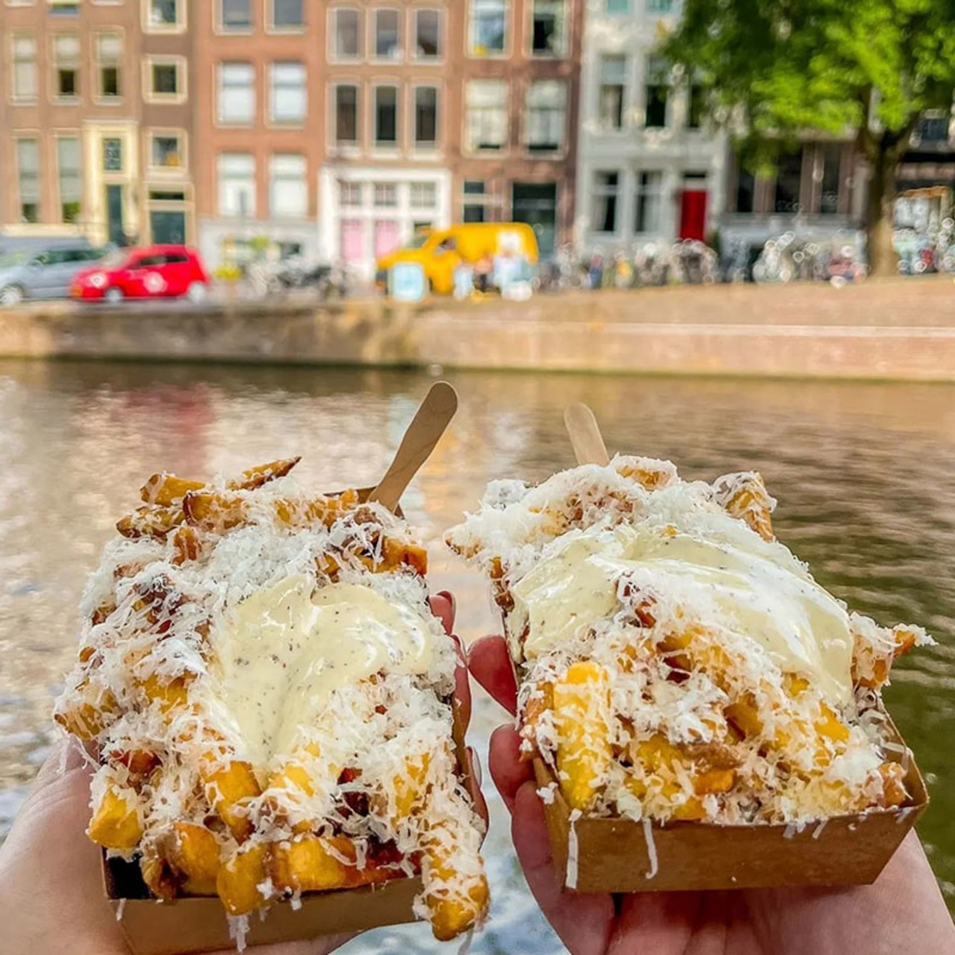 دو پرس غذا در کنار کانال آب آمستردام