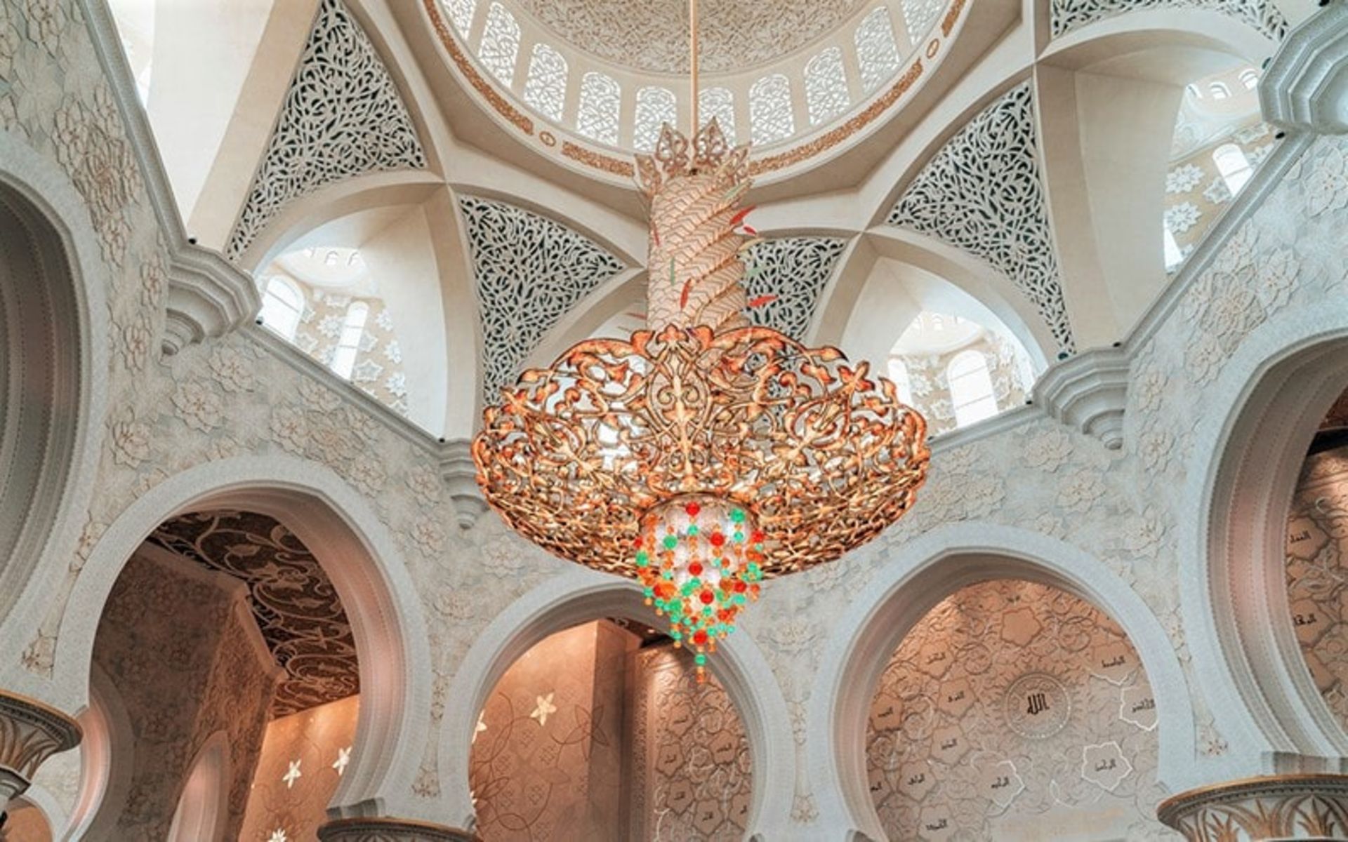 لوستر مسجد شیخ زاید، منبع عکس: unsplash.com، عکاس: zahid lilani