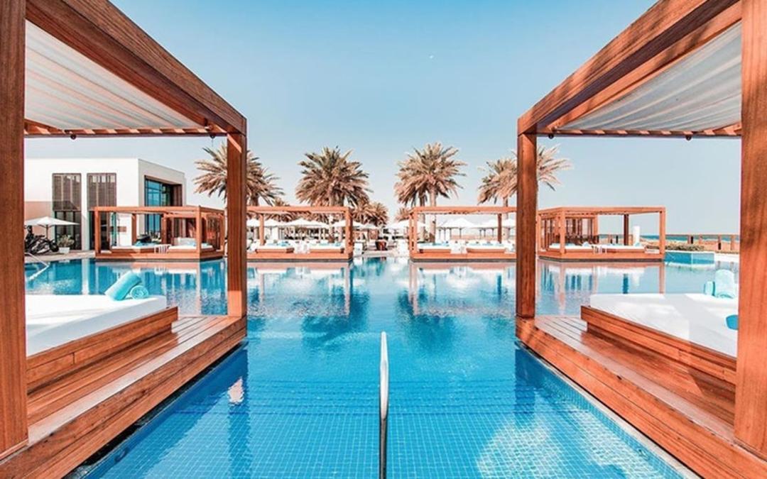 کلوپ ساحلی السعدیات، منبع عکس: gqmiddleeast.com، عکاس: ناشناس