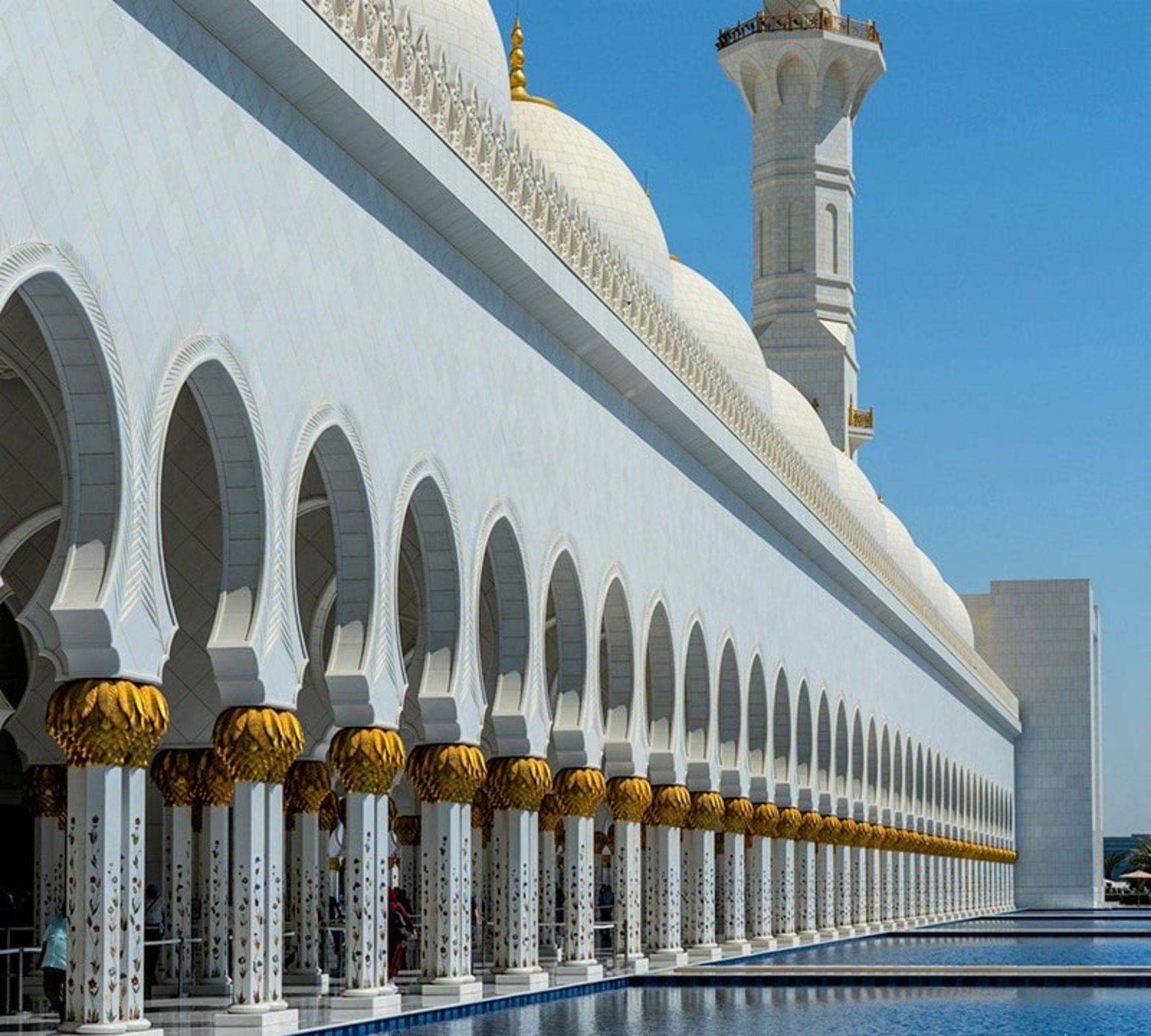 انعکاس ستون‌های مسجد شیخ زاید در حوض آب، منبع عکس: unsplash.com، عکاس: nick fewings