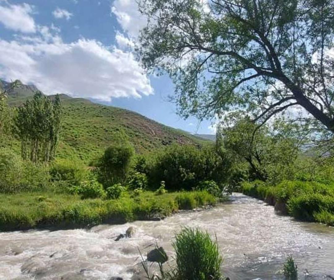 رودخانه گچسر در طبیعت تماشایی روستای گچسر زیر سمان آبی و درختان سبز، منبع عکس: صفحه اینستاگرام vandi_hice_camper_، عکاس نامشخص