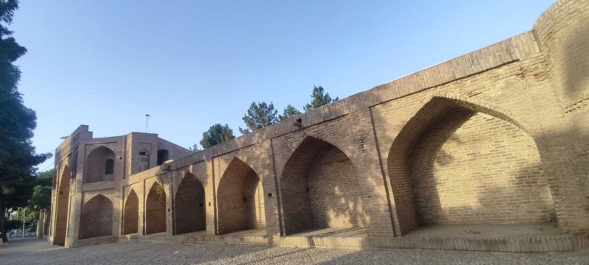 دیوارهای حجره های اطراف کاروانسرای شاه عباسی نیشابور؛ منبع عکس: گوگل مپ؛ عکاس: گروه هنری اقاقیا