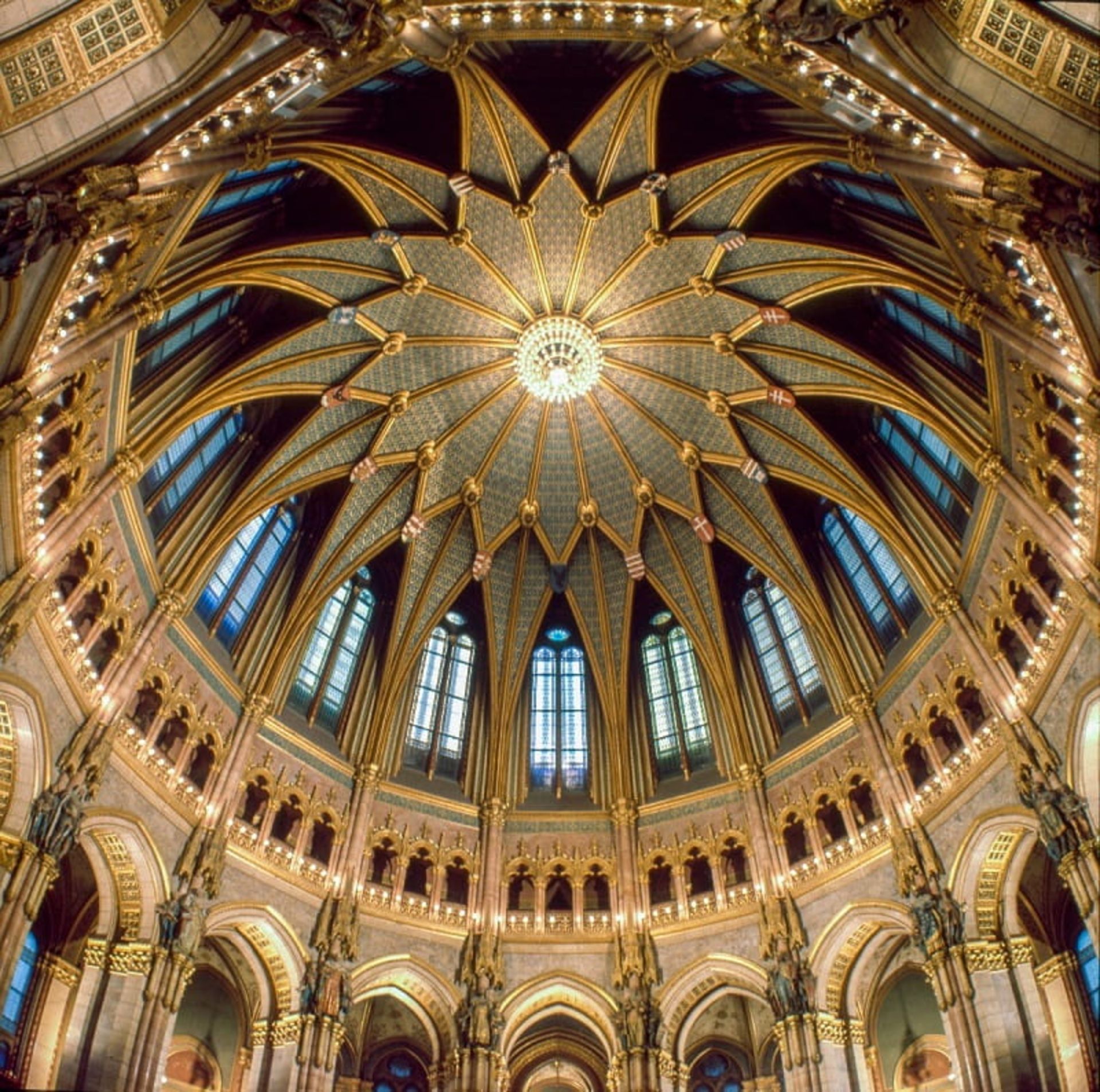 تالار گنبد شکل پارلمان مجارستان، منبع:اتاق نمایندگان، منبع: parlament.hu