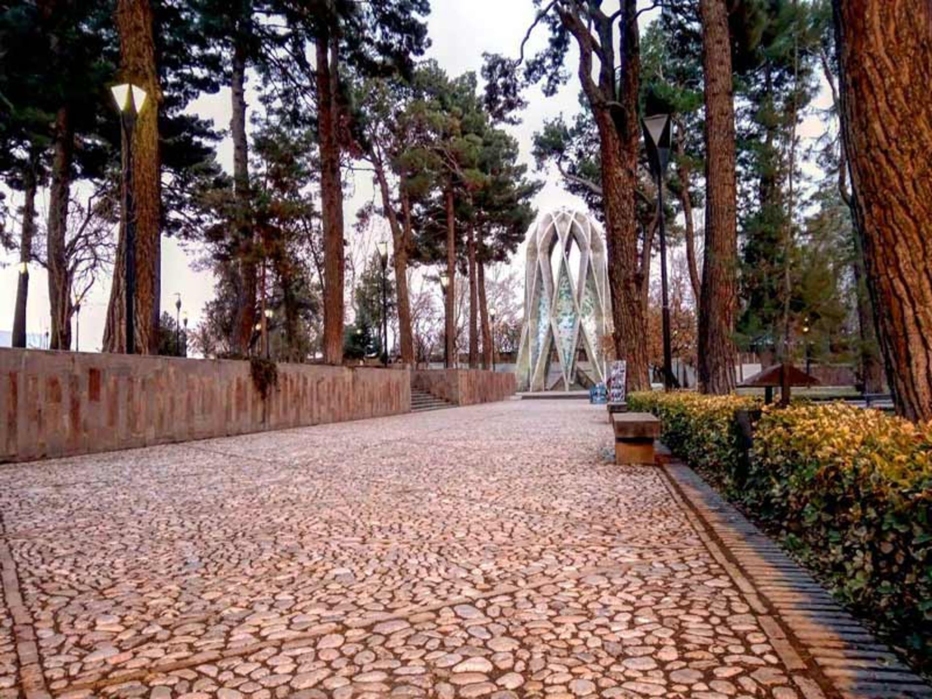 آرامگاه خیام نیشابوری؛ منبع عکس: گوگل مپ؛ عکاس: اصغر شیروانی پور