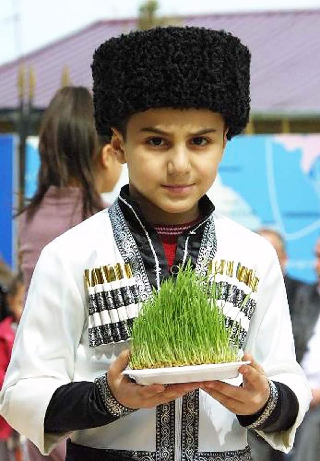 پسر گرجی با سبزه هفت‌سین
