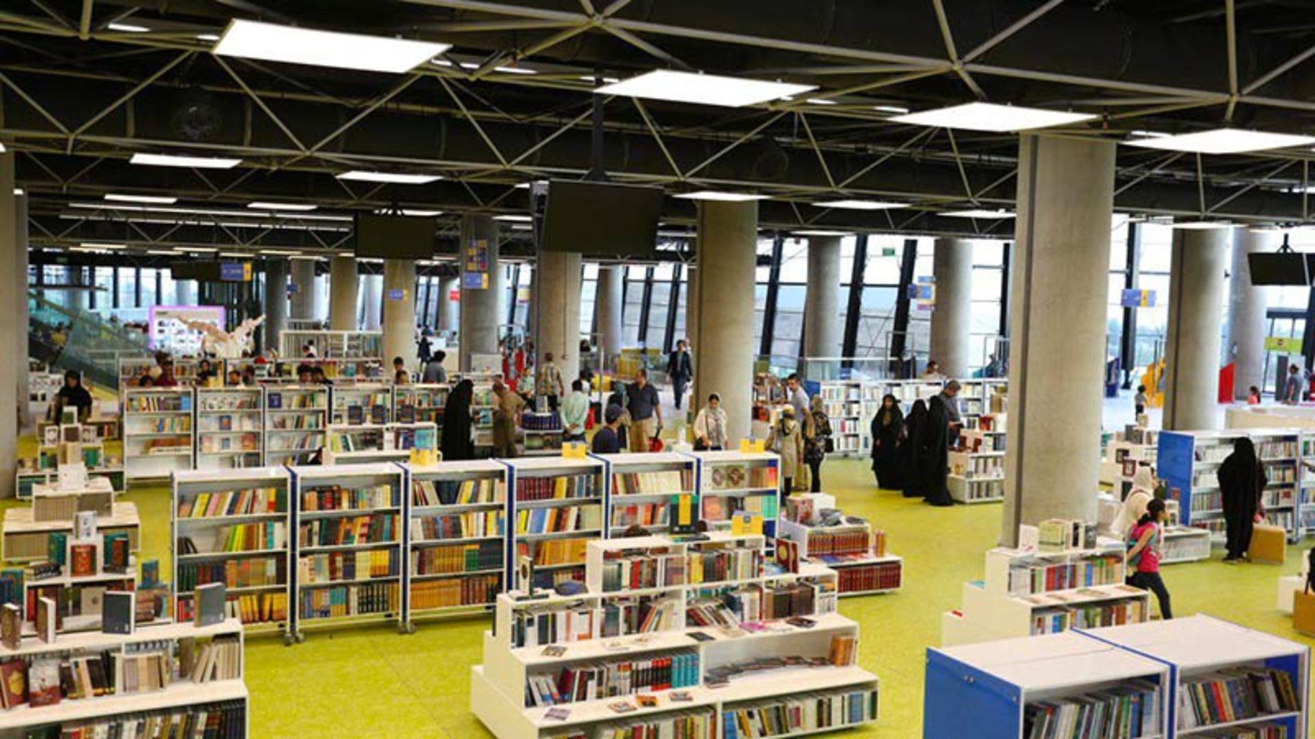 قفسه های کتاب و محصولات فرهنگی در باغ کتاب تهران