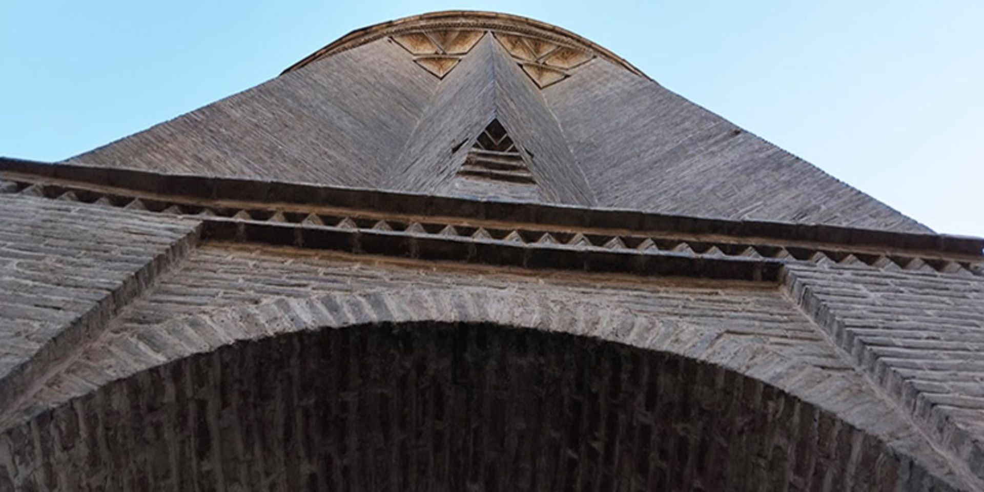 صورت شیر برج طغرل از نمای پایین