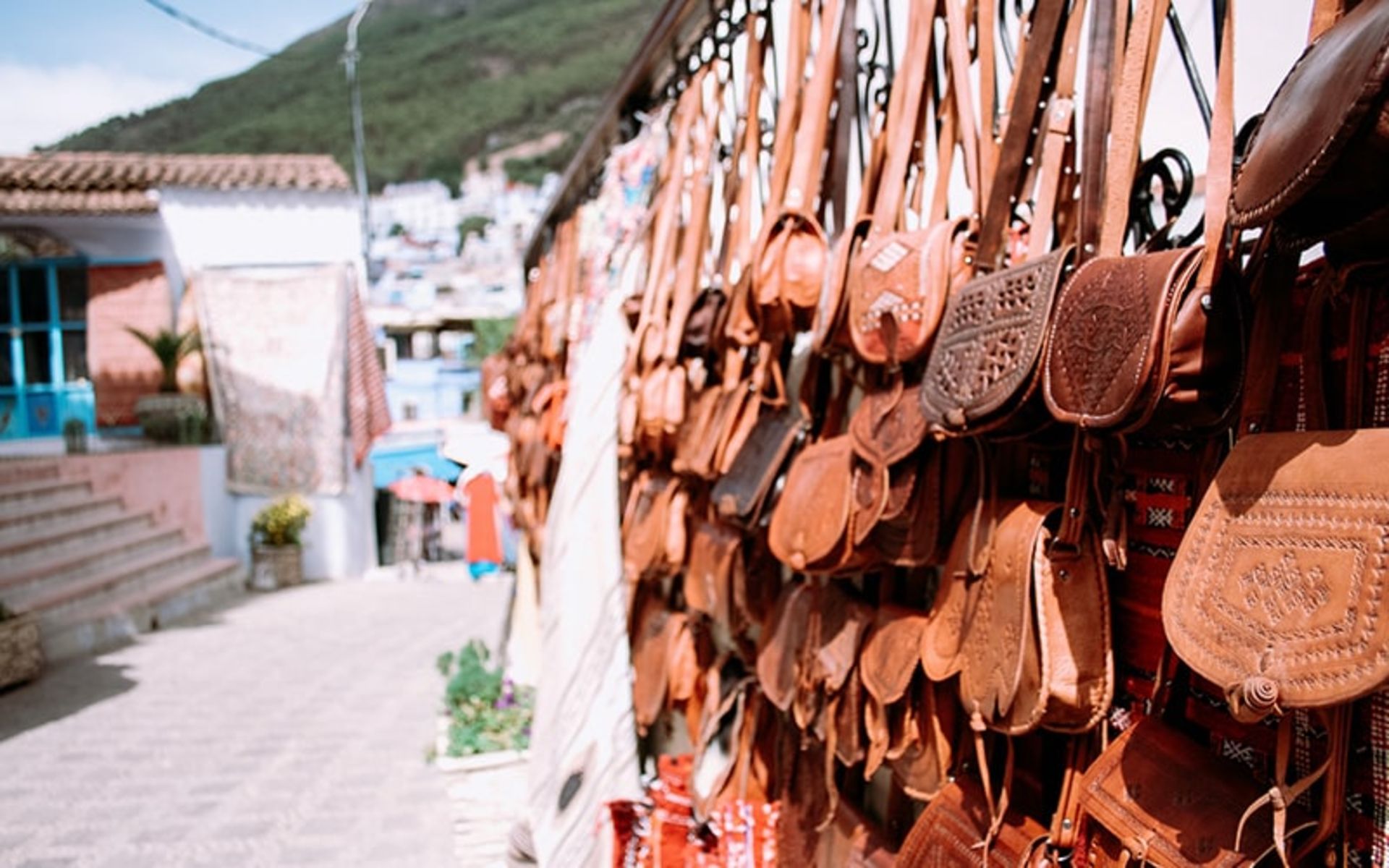 کیف‌های چرمی در شفشاون مراکش، منبع عکس: unsplash.com، عکاس: aubray 