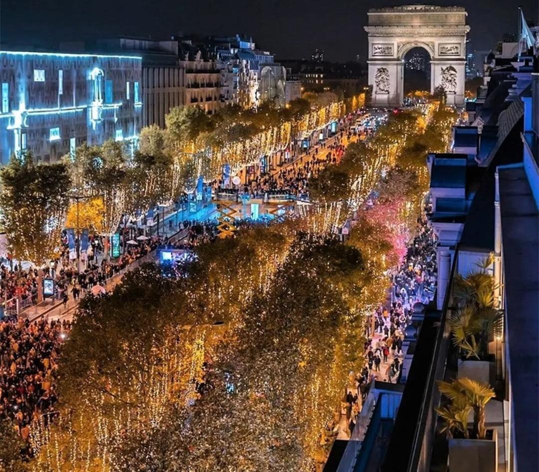 خیابان منتهی به طاق پیروزی منبع عکس: اینستاگرام historicparis@، عکاس: نامشخص