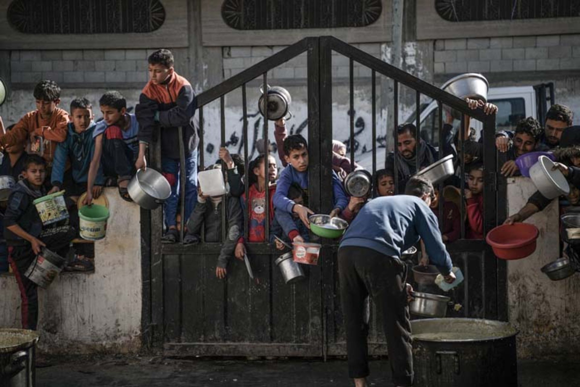 فلسطینی ها منتظر دریافت غذا در نوار غزه؛ منبع: Getty Images، عکاس: Abed Zagout