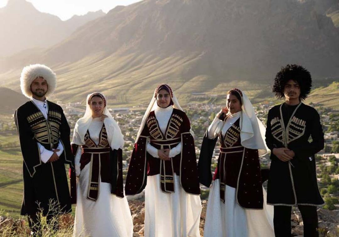 جوانان گرجی در لباس سنتی 