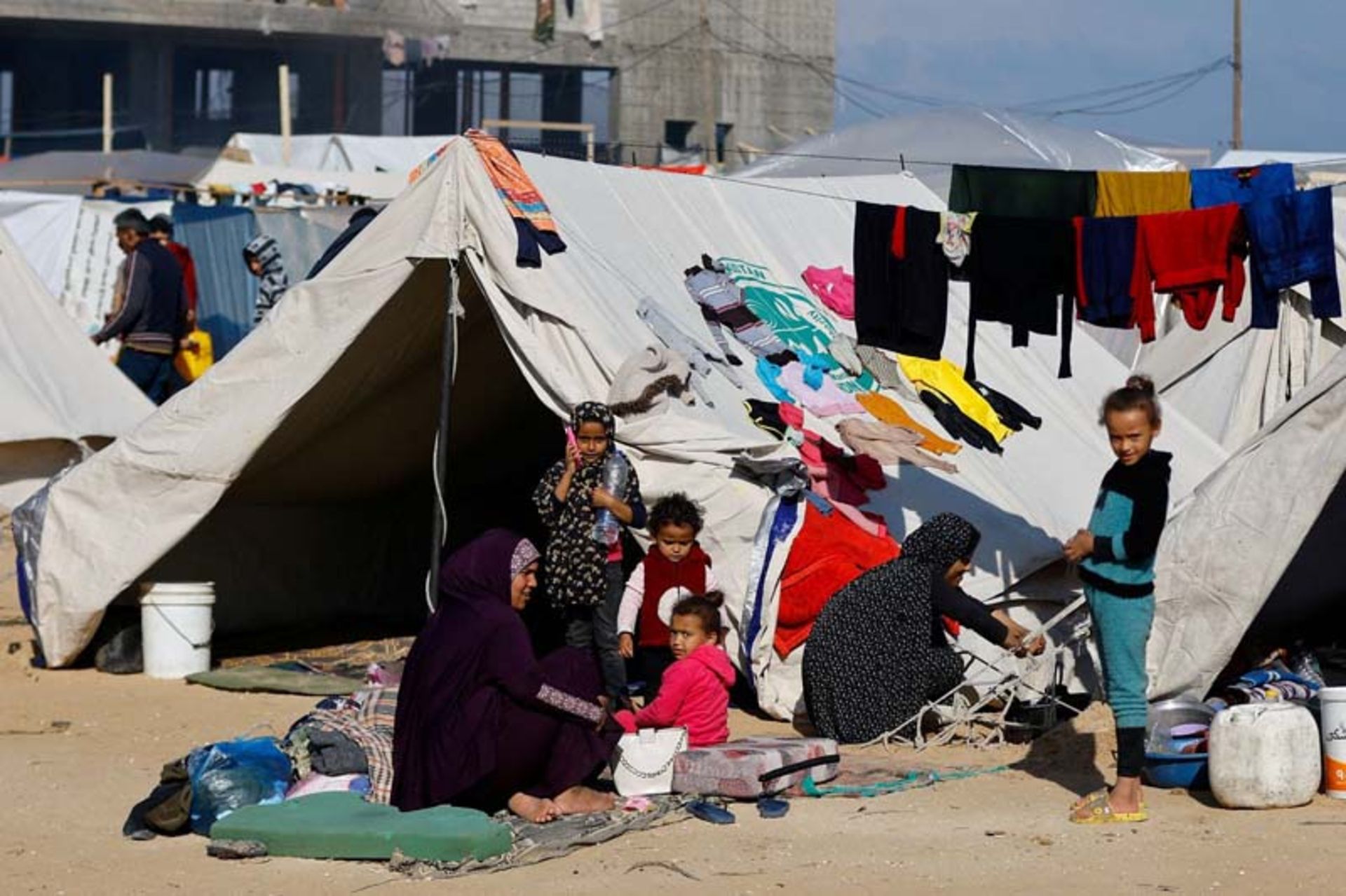 زنان و کودکان آواره فلسطینی در اردوگاهی در رفح جنوب نواز غزه؛ منبع عکس: REUTERS؛ عکاس: Ibraheem Abu Mustafa