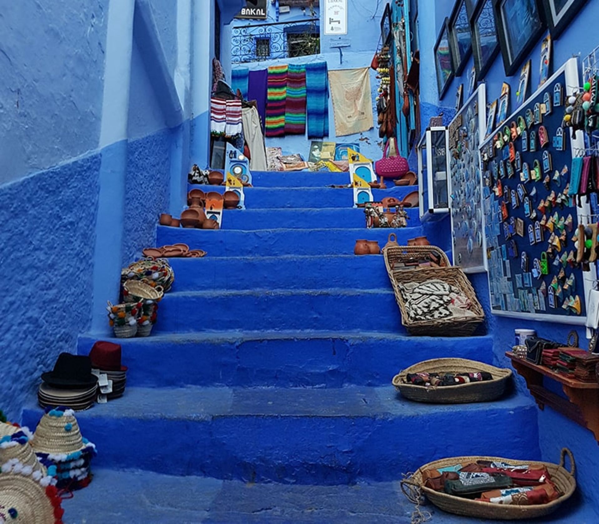 صنایع دستی روی پلکان‌های شفشاون مراکش، منبع عکس: unsplash.com، عکاس: Mohammed lak